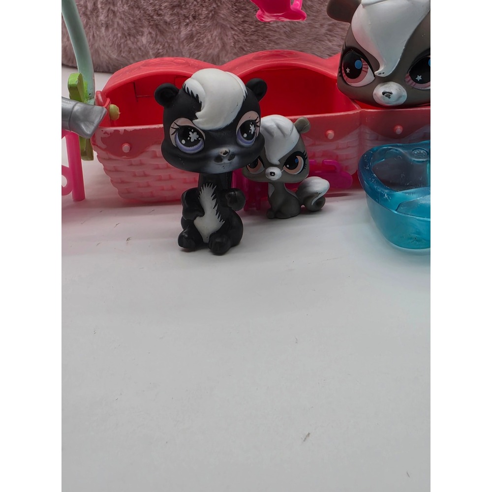 Littlest Pet Shop Skunk Family Set #85 #2694 Accessories Basket Hasbro - Picture 7 of 16